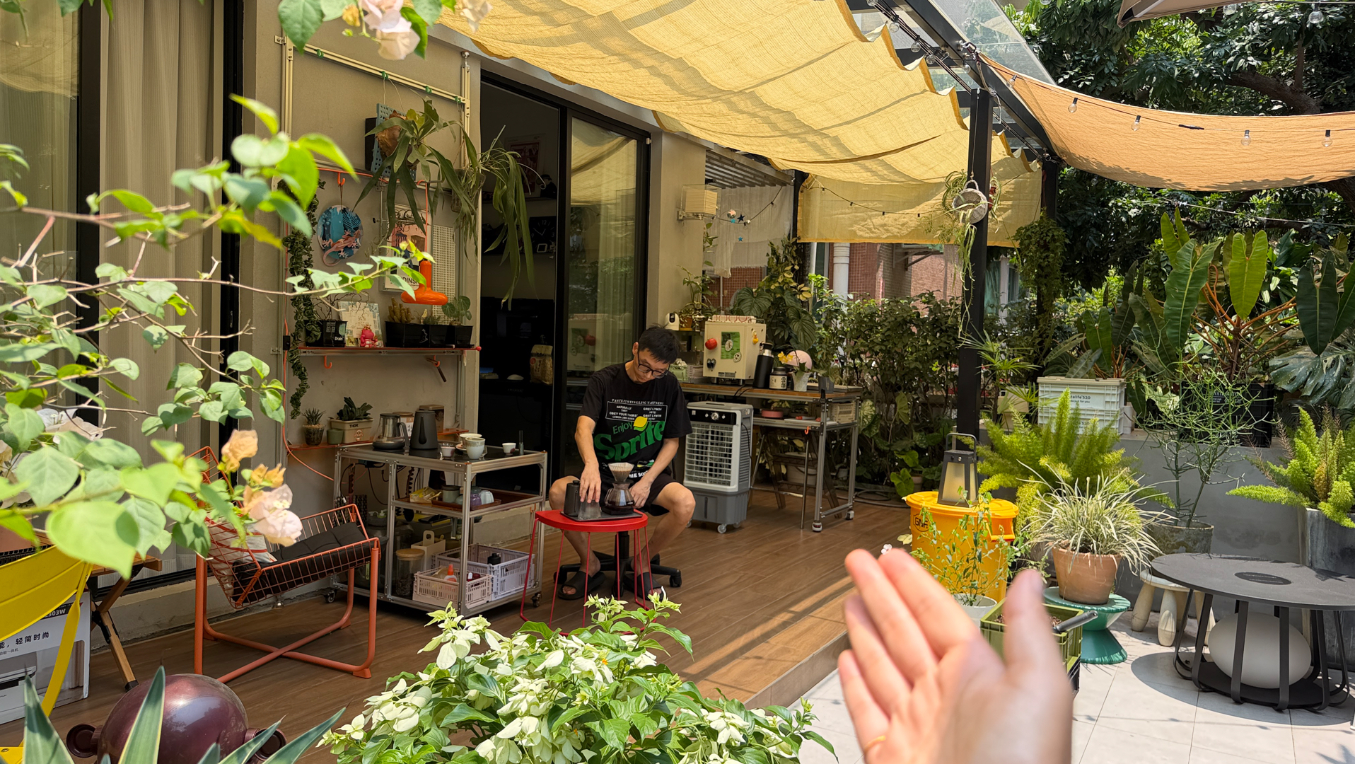 自从有了院子，就成了宅男老公的快乐乐园～40+的男人不喝酒不抽烟不钓鱼不打牌就喜欢窝在院子里发呆琢磨，哪里要改进要收拾要修剪，沉浸在自己的花园世界～快乐的老头子