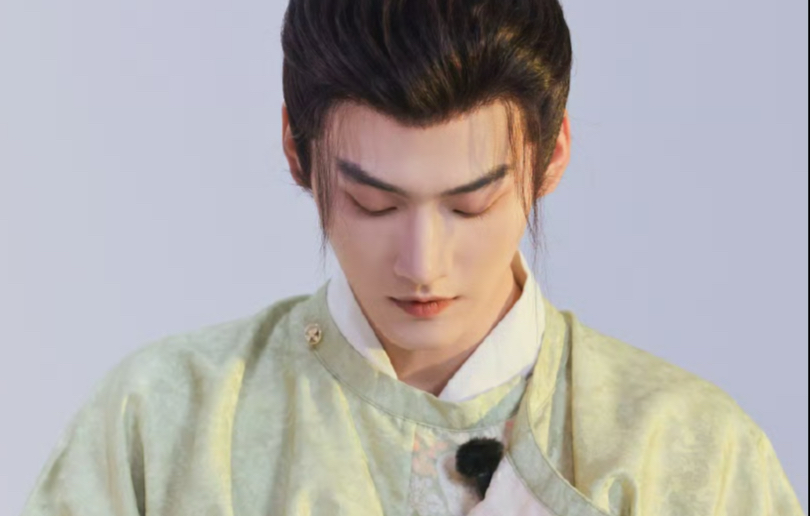 为什么周柯宇可以拿到金吾不禁的男主！他靠的是自己的努力和实力，我们从不吹捧柯子演技是多么多么顶流，多么多么厉害，但他非常努力这一点毋庸置疑，所以，他值得！