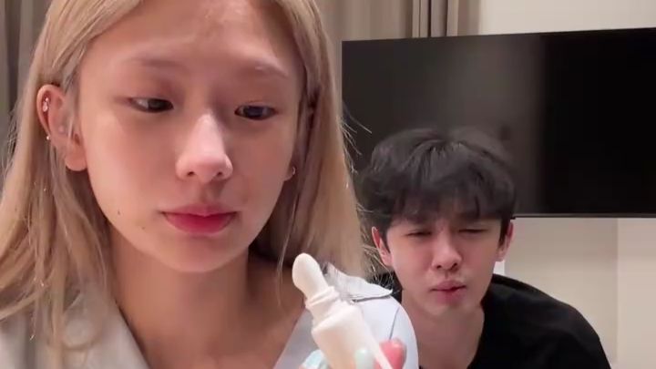 怪不得她每次回到家都要在沙发上做几个小时的心理建设