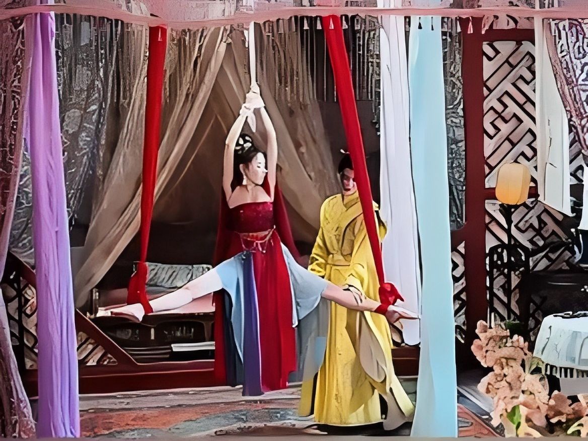 太子得知自己被丞相的女儿陷害后，决定对眼前的女人动刑，痛的女人哇哇大叫！原来太子被三皇子和贵妃联合谋害而亡，太子重生后决定报仇！