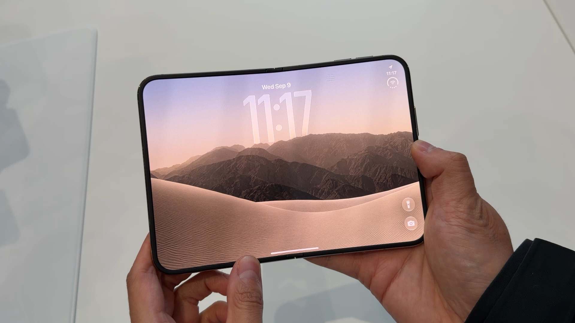 iPhone Duo 真机上手！这就是苹果第一款折叠屏！