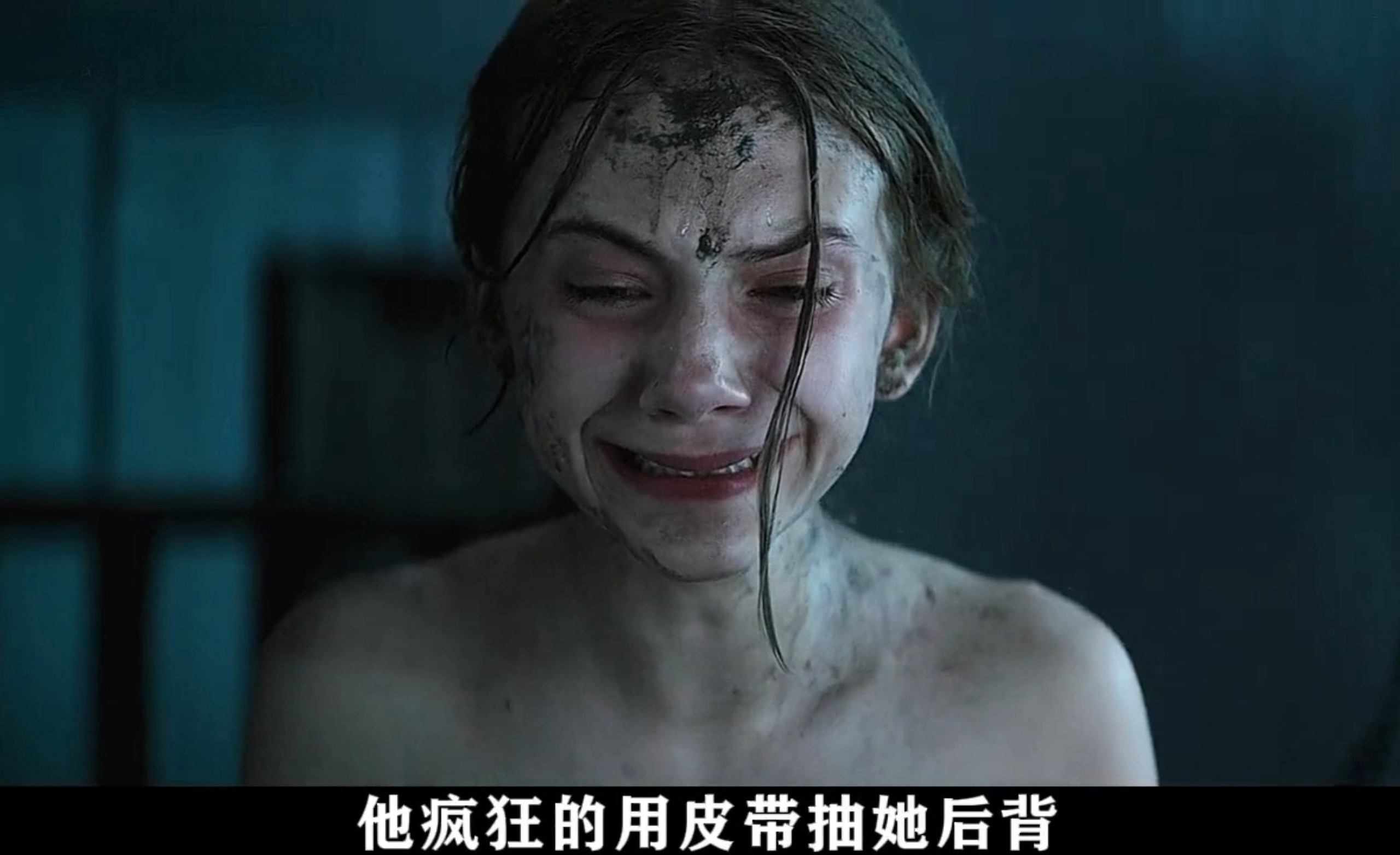 为了逼迫女儿和自己结婚，他疯狂的用皮带抽打，打完之后又要求女儿帮他洗澡搓泥！
