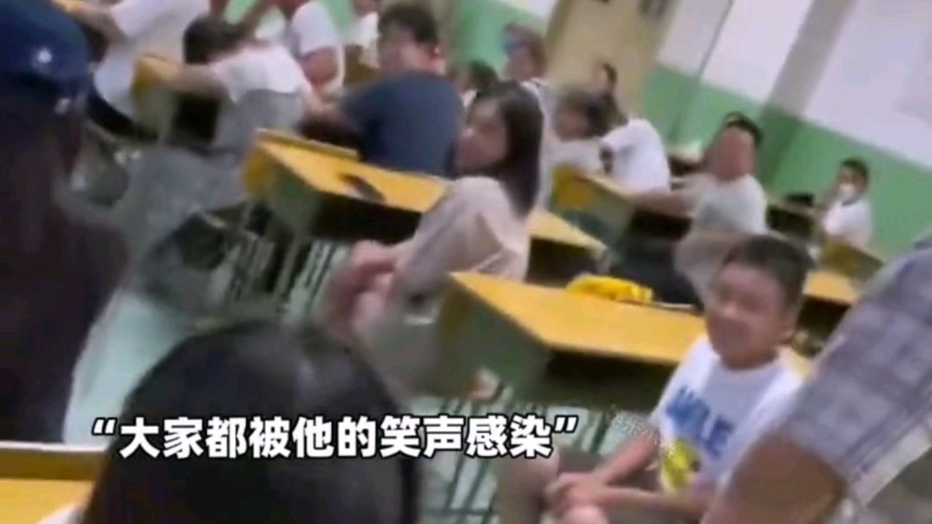 白发戴花君莫笑，岁月从不败美人。清风若有怜花意，可否许我再少年。