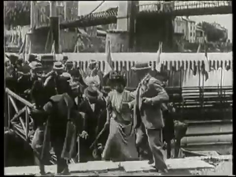 【世界最早电影系列】《代表们登陆Débarquement du congrès des photographes à Lyon》（1895 卢米埃尔兄弟）