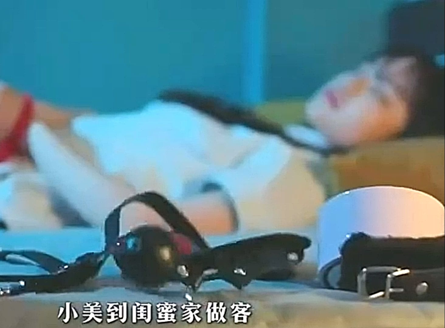 《魔鬼爸爸》变态爸爸利用女儿奸污女儿的同学，女儿也真的可恶！