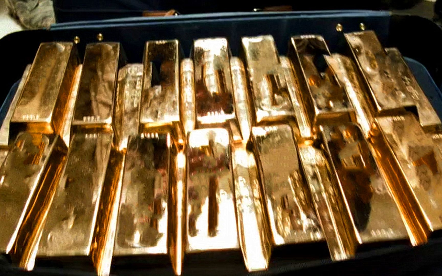 【谁语】一部抢金砖的冷门电影，场面宏大，满是嘲讽，战争冒险片《夺金三王》