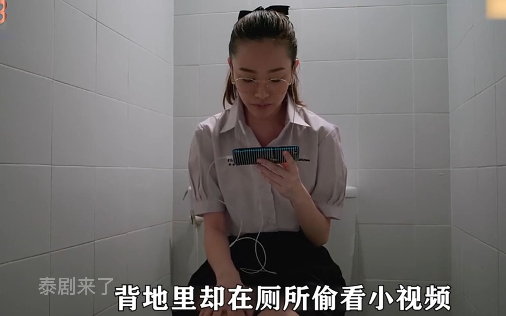 女大学生半夜偷偷看小电影，没想到却忍不住了，只能找到室友帮忙解决
