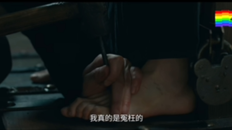 女学生被烟头烫，被钉脚