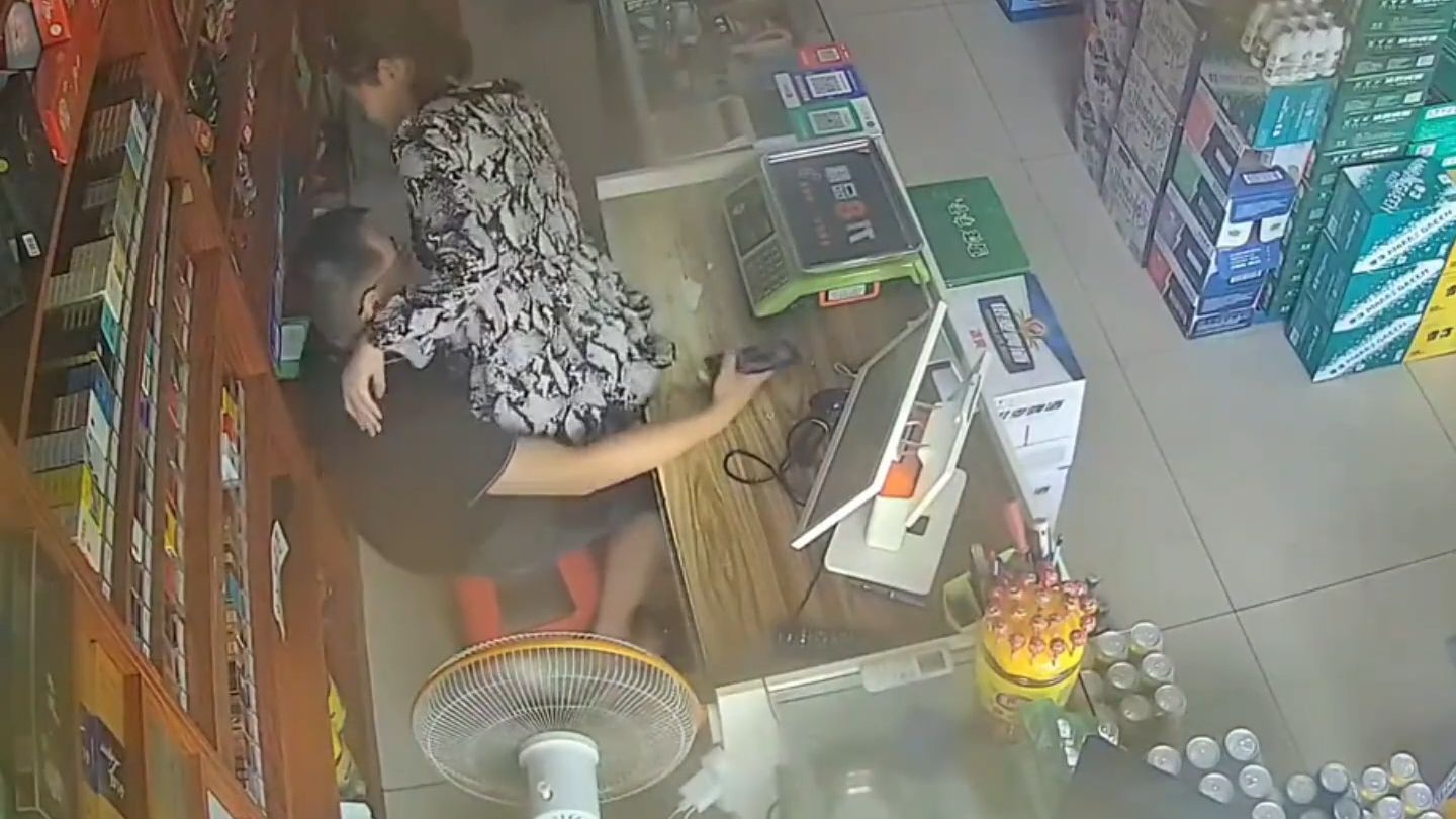 “老板娘：你没带套吗？ 男人：你没感觉出来吗？我不喜欢带那玩意，柯南来了也得看监控...” (318)