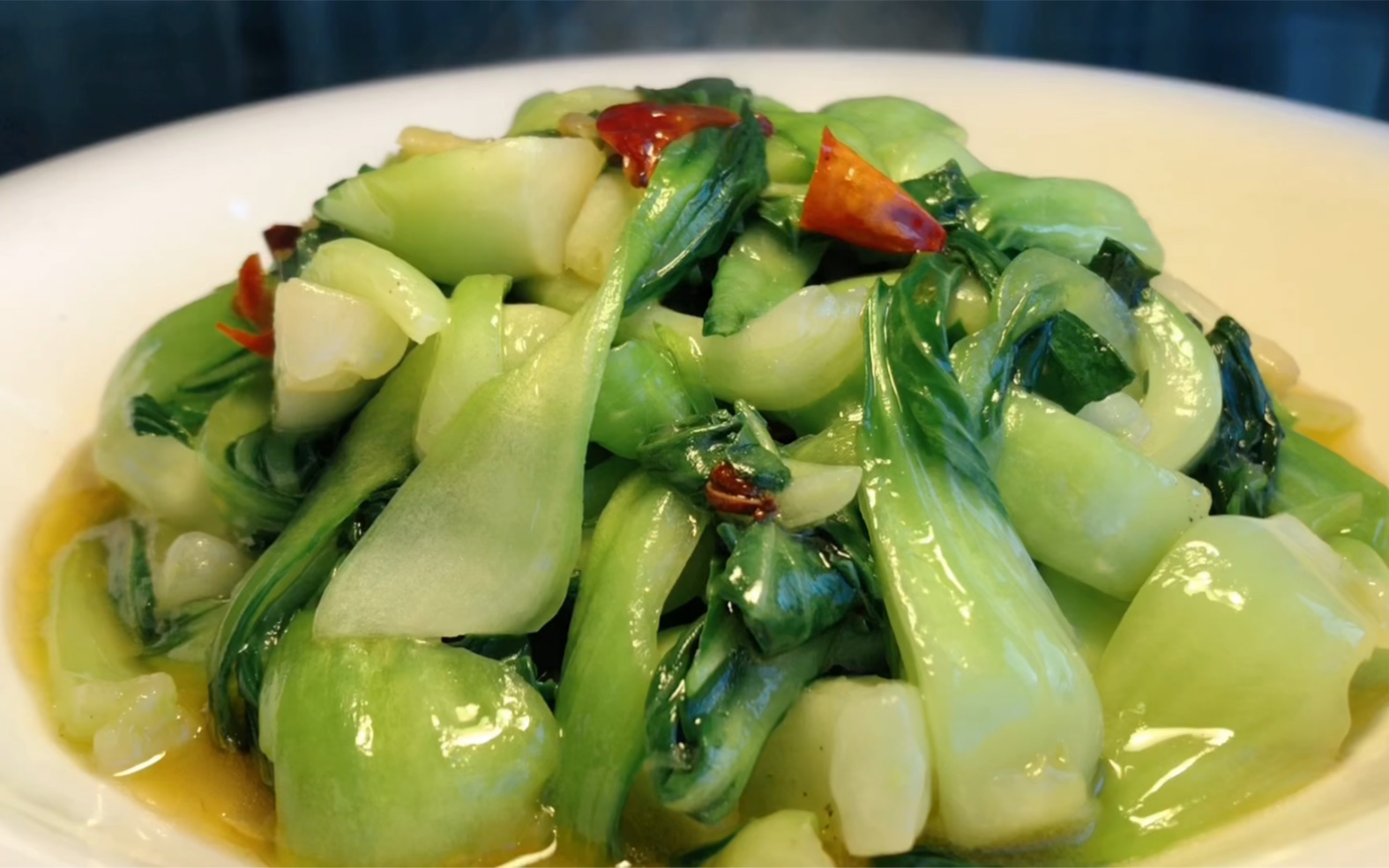 大厨教你炝炒油菜的做法，讲解详细，翠绿入味下酒又下饭