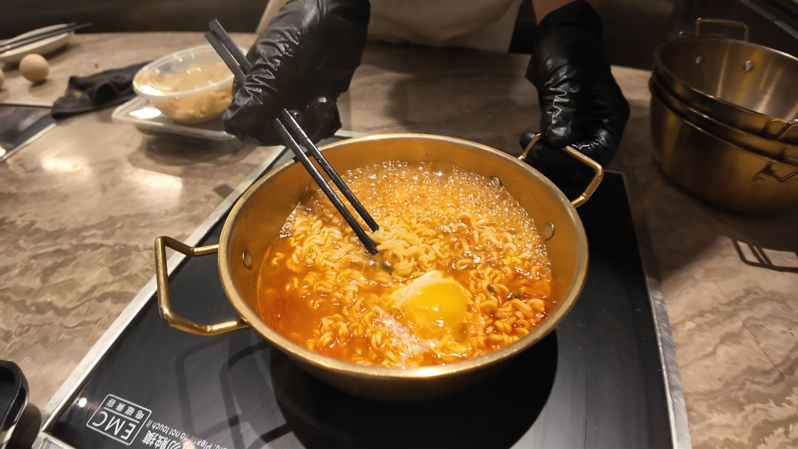 阿那亚开到凌晨3点的深夜泡面食堂