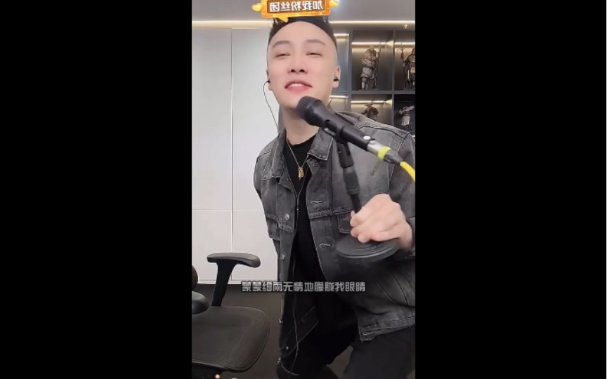 大哥远深情演唱“爱情红绿灯”