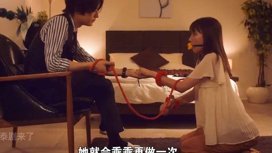 女孩为满足男友的变态喜好，竟每天装扮成宠物狗