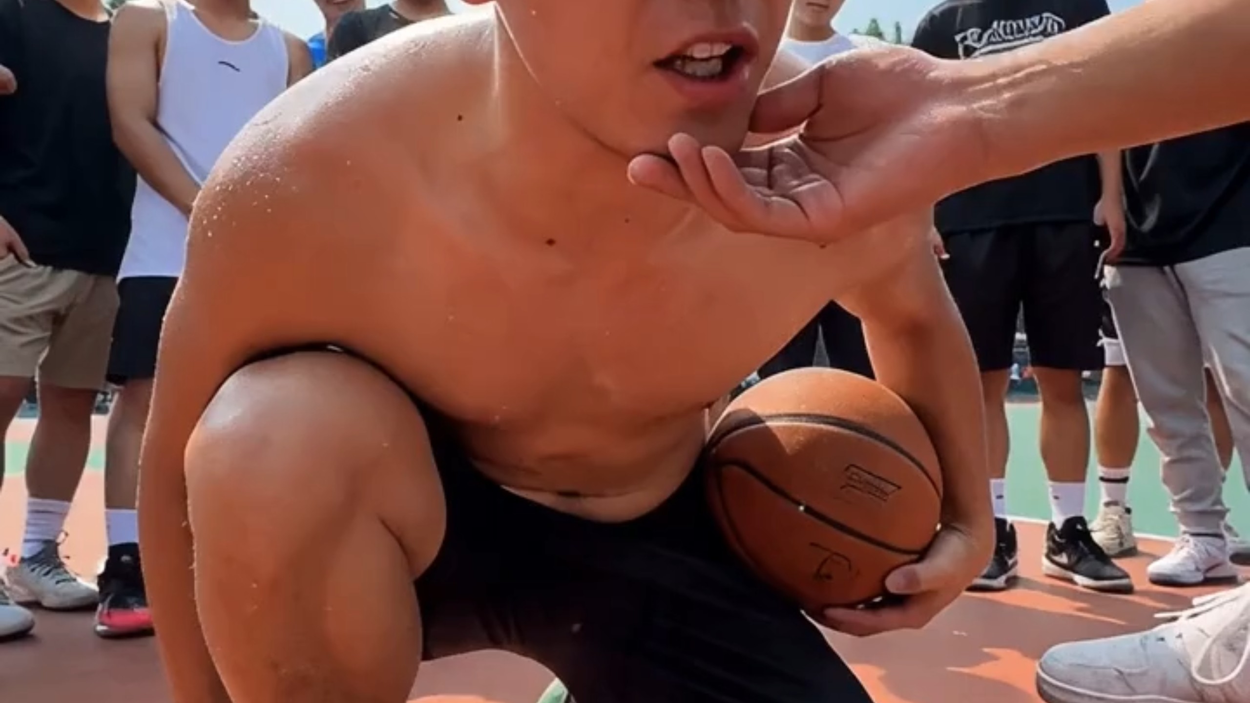 篮球教练得罪了家里有权势的少爷，少爷让他当众下跪道歉，他只能在众人的注视下给少爷道歉！