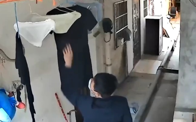 原来女人的内裤还可以这么用，男子偷闻女人内裤恋恋不舍的离开了。