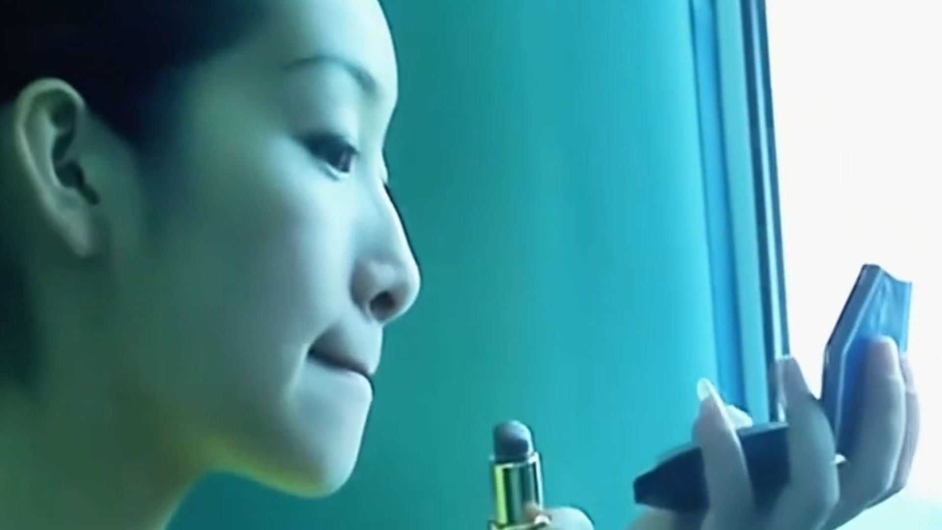 她在腰间缠上一缕红绳就代表没有赤身裸体，不至于灵魂彻底袒露任人窥探