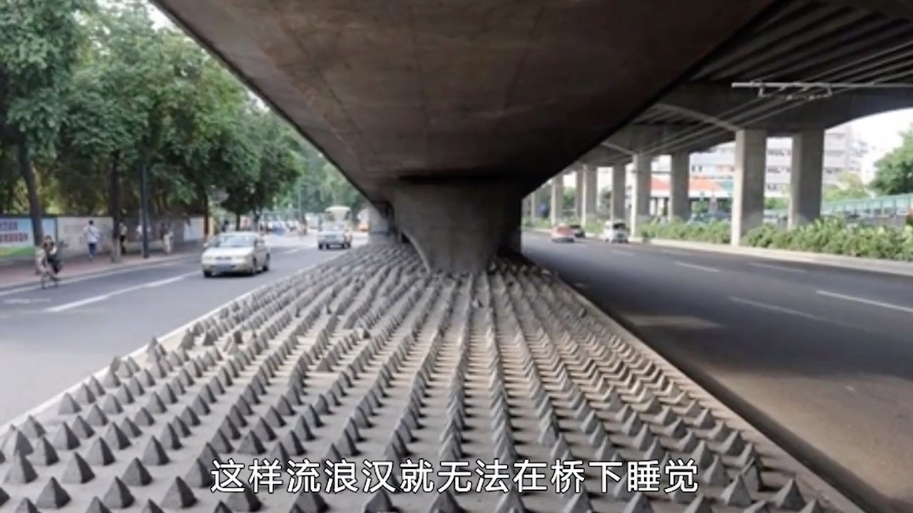 想赶走流浪汉，竟在天桥下设置水泥尖锥-椅子上弄钢钉