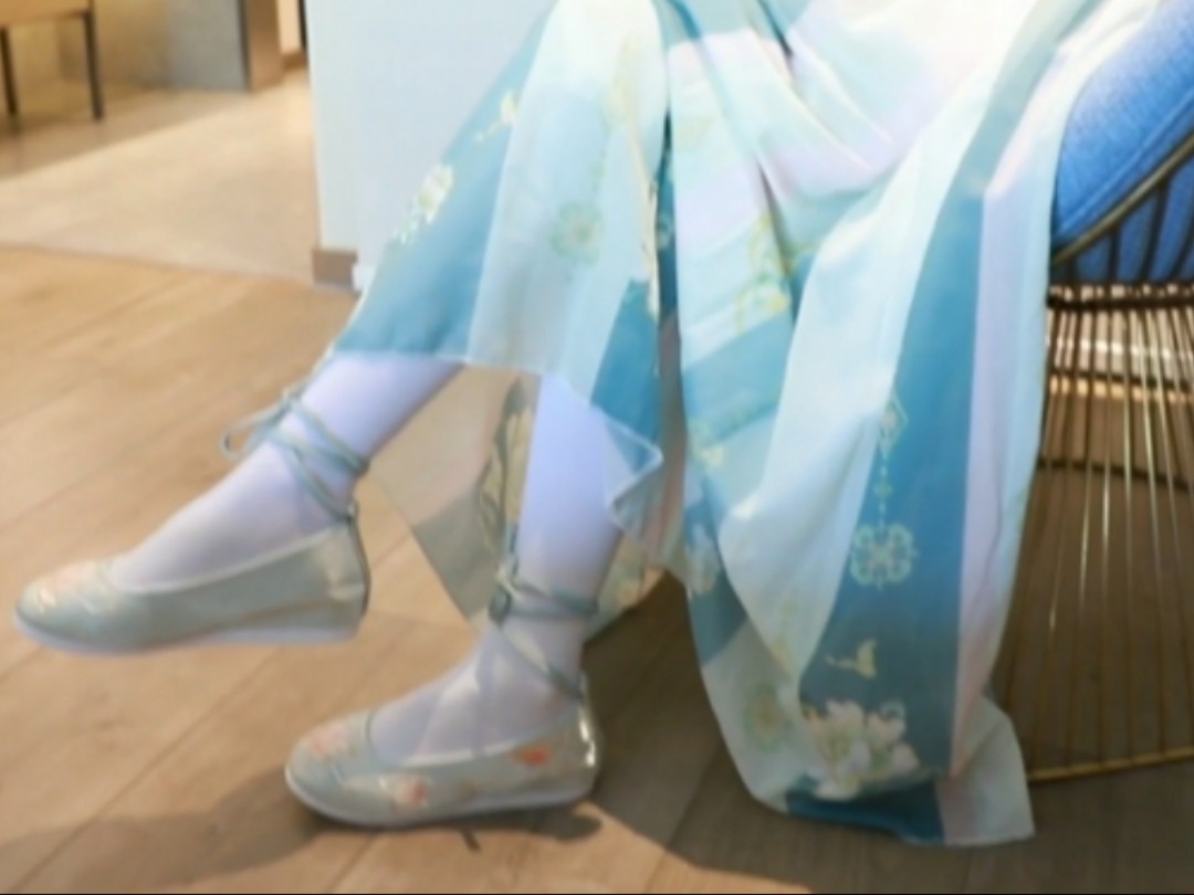 汉服摄影，汉服绣花鞋白袜