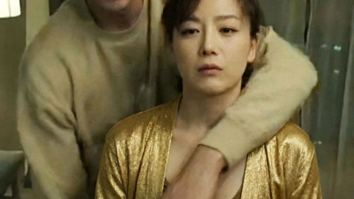 “那崽子摸了你的胸以后你就不会反抗一下？”“摸了胸以后，我就渐渐沒力气了！”韩国翻拍的《许三观賣血记》拍的跟读书时想的样貌差不多，看哭了！
