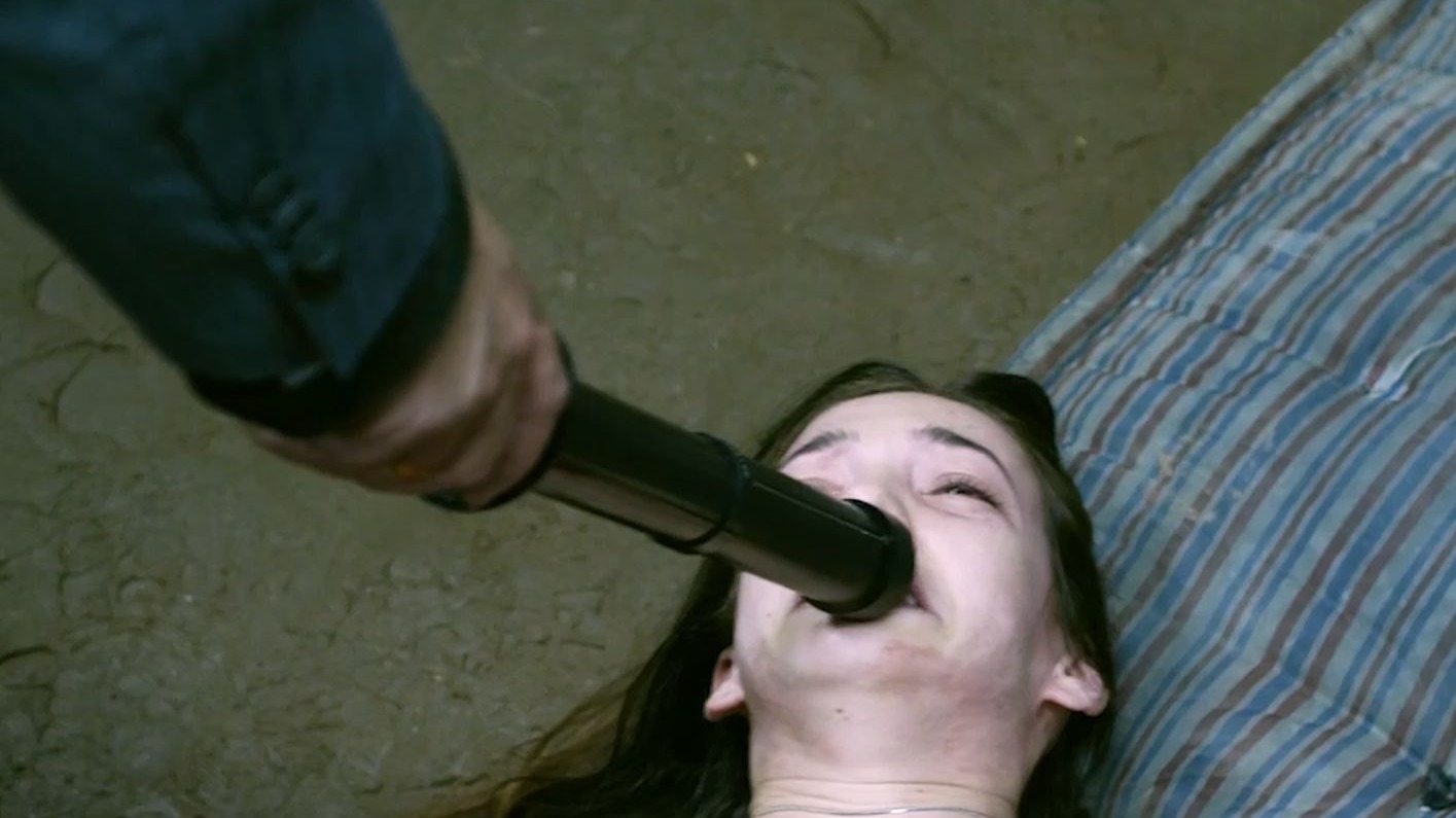 暗室炼狱，花季少女被囚两年半的绝望求生：我唾弃你的坟墓