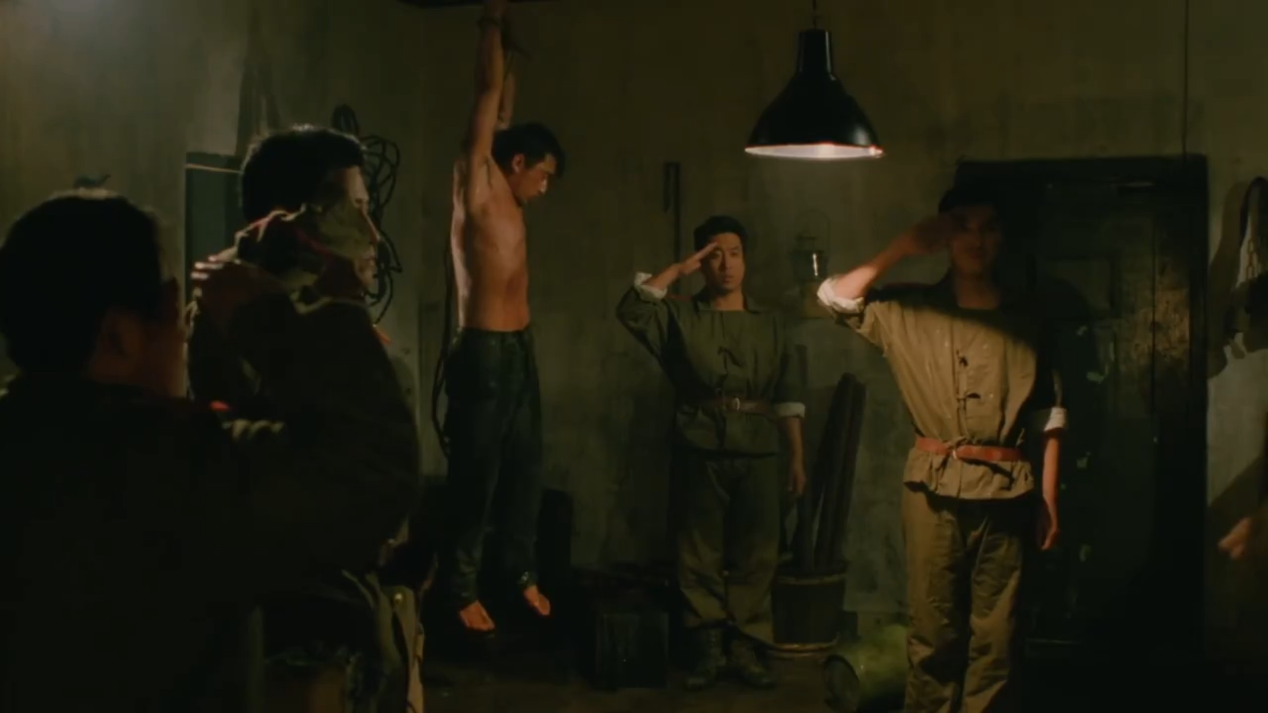 壮汉被吊起来受电刑！