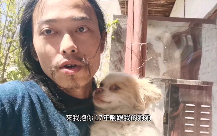 从村民处得知，收养的流浪狗小花的身世，原来已经流浪三年
