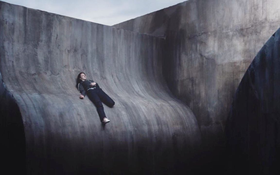 少女被困光滑曲面，脚下就是万丈深渊，这时候绝望比死亡更可怕！