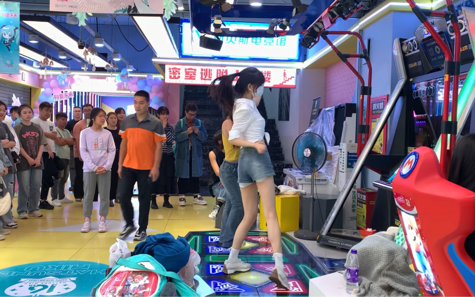 淮河路风云再起不知名up是萤火虫喵，引起路人围观玩跳舞机 玩火？