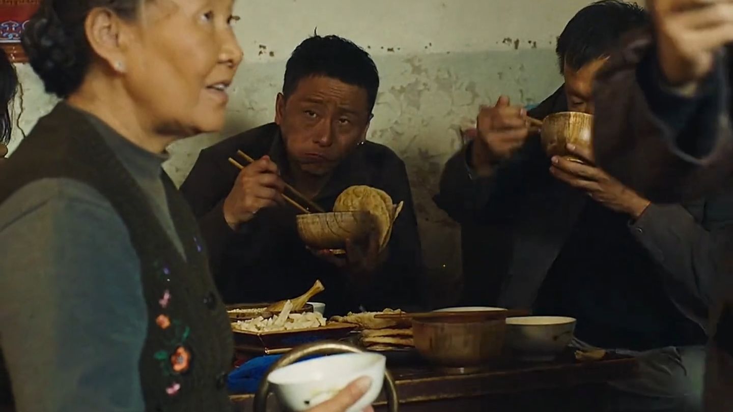 大妈给逃犯吃烧饼却换来一颗冰冷的子弹