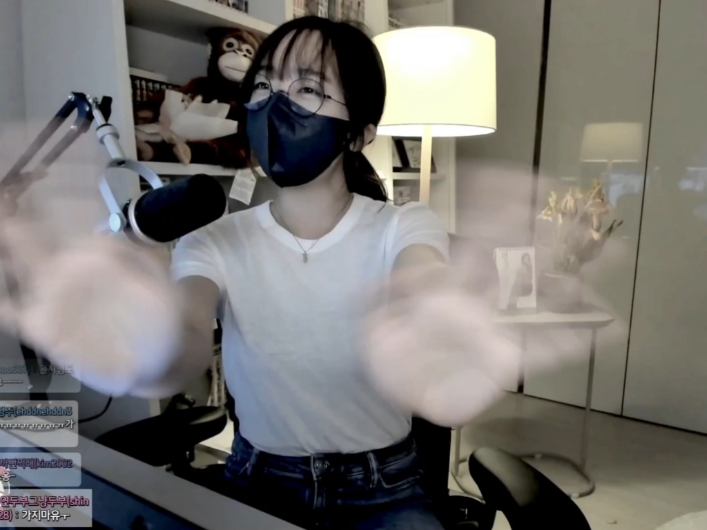韩漫美丽新世界女作者尹坤智向新老朋友打招呼 希望早日回归