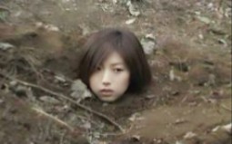 少女被活埋在山上自救……