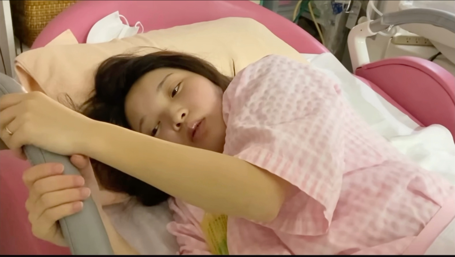 日本妈妈顺产分娩难产，宝宝生不出来，助产士不断按压肚子加快分娩，宝宝出来的那一刻所有的努力和痛苦都是值得的，世上所有母爱都很伟大！