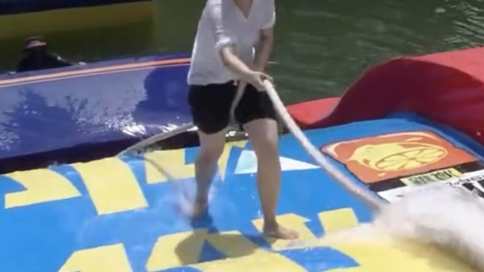 2026男生女生向前冲第二位在最后一关脱鞋脱袜的女生