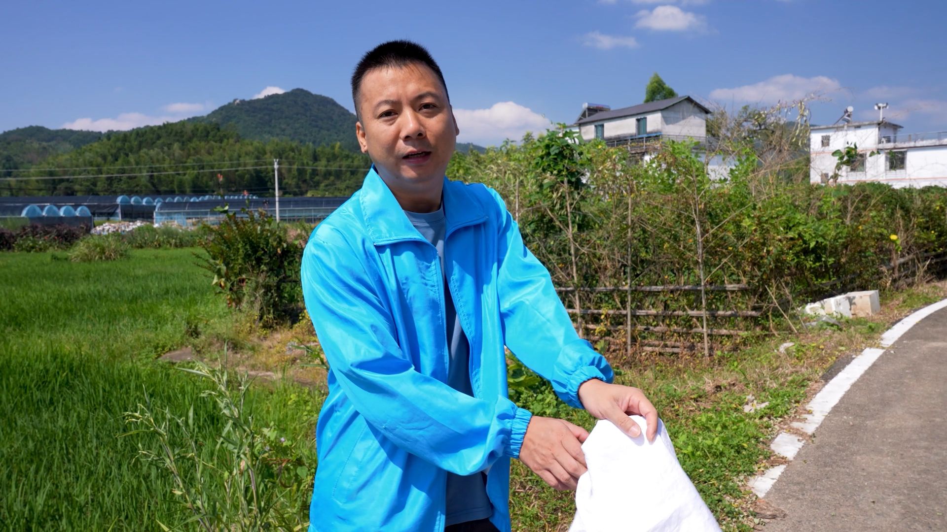 华农兄弟：香蕉快熟了，赶紧搞回去，晚了就没了