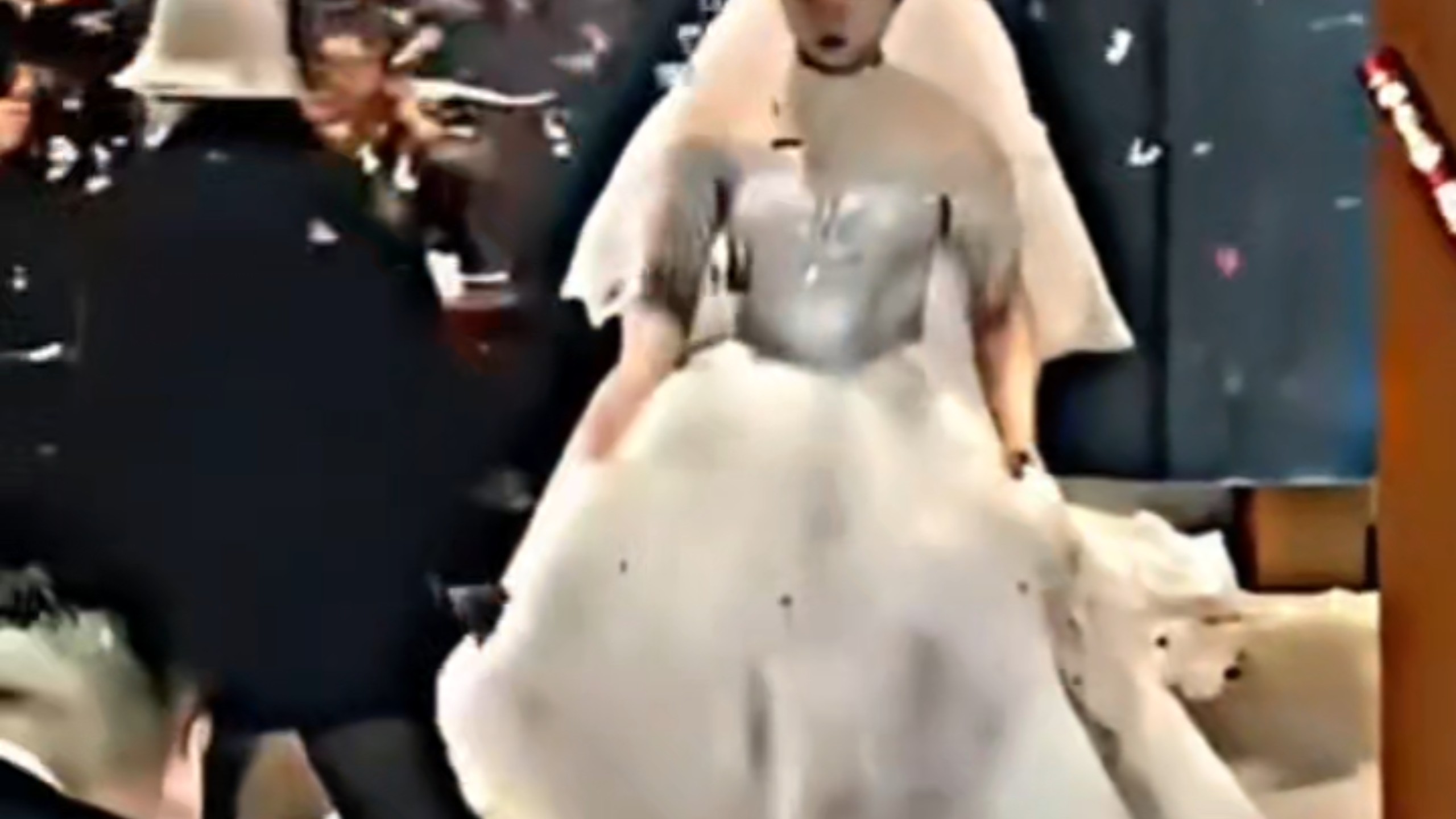 “我绝不会让你毁了我兄弟的婚礼！”
