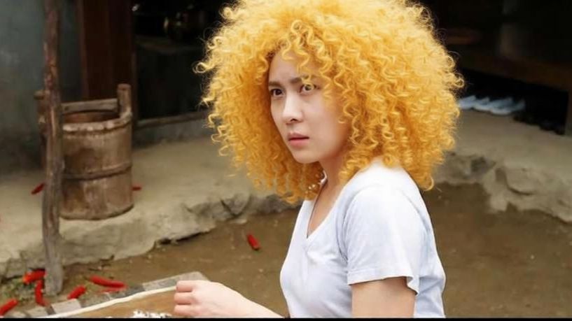 “那崽子摸了你以后你就不会反抗一下？”“摸了以后，我就渐渐没力气了！”韩国翻拍的《许三观卖血记》拍的跟读书时想的样貌差不多，看哭了！