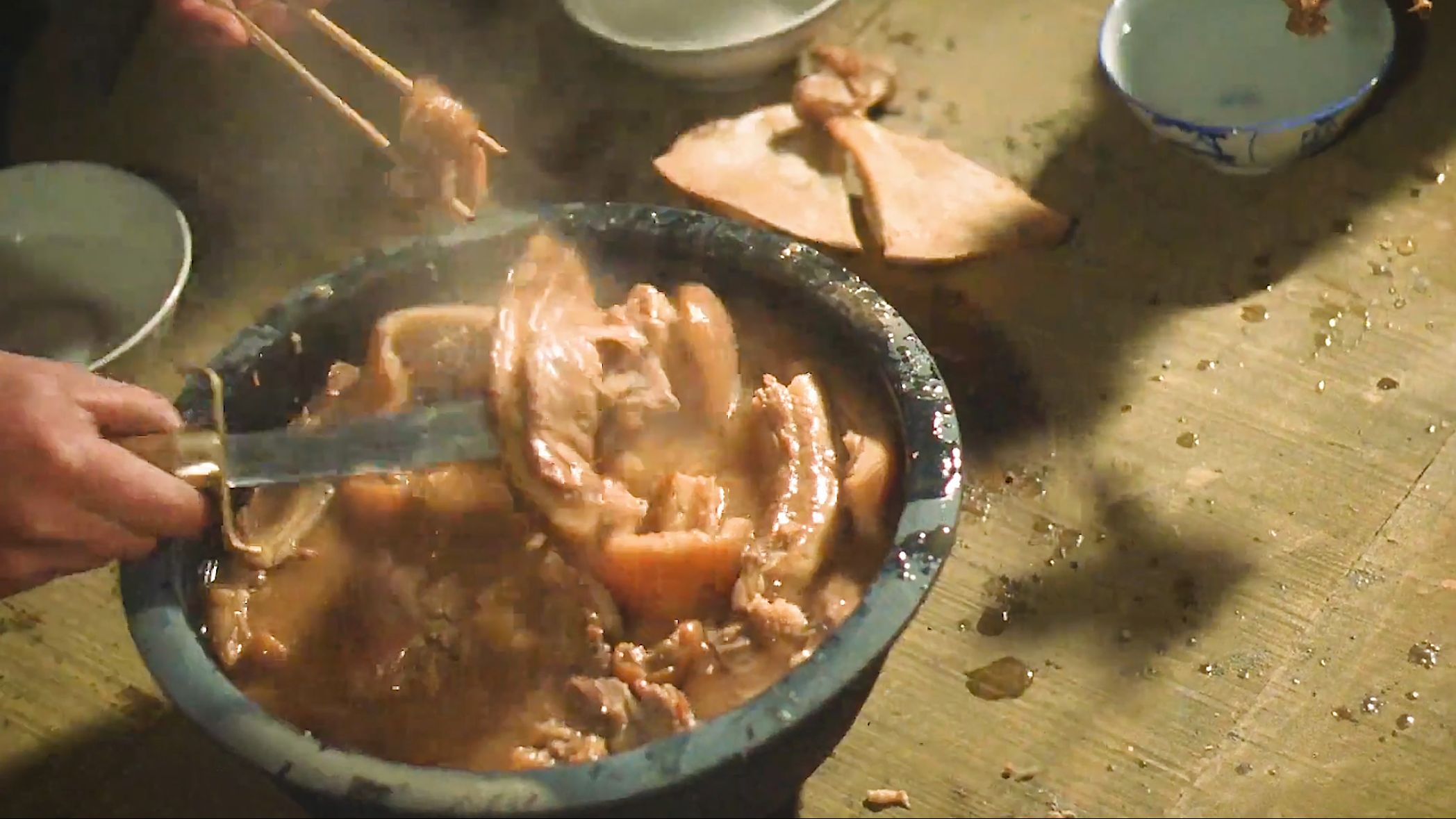 影视真香吃肉名场面：关东大侠大口吃炖猪肉，疤叔大口吃酱肘子，真香