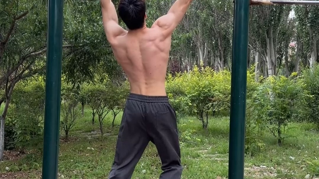 兄弟们，今天给我学员指导一下换手引体向上节奏，他最好成绩是33次，有相同情况的兄弟们可以参考一下