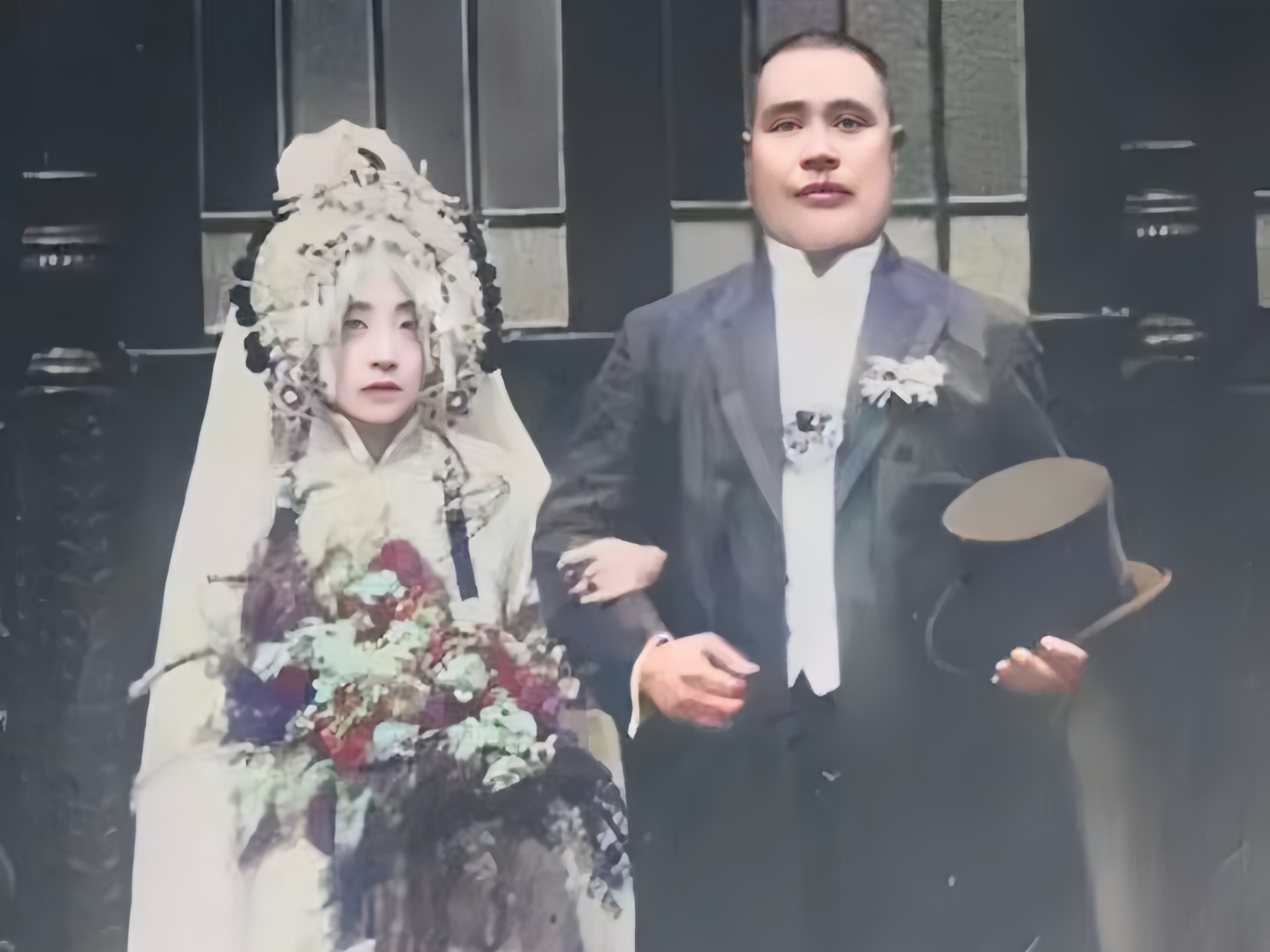 1918年，晚清名妓赛金花与魏斯炅的结婚照，人到中年还一脸秀气