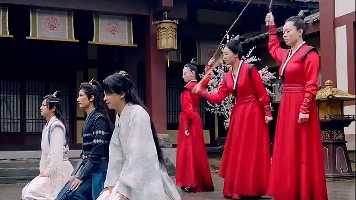 三个夫郎集体挨揍，大女人可忍不了一点