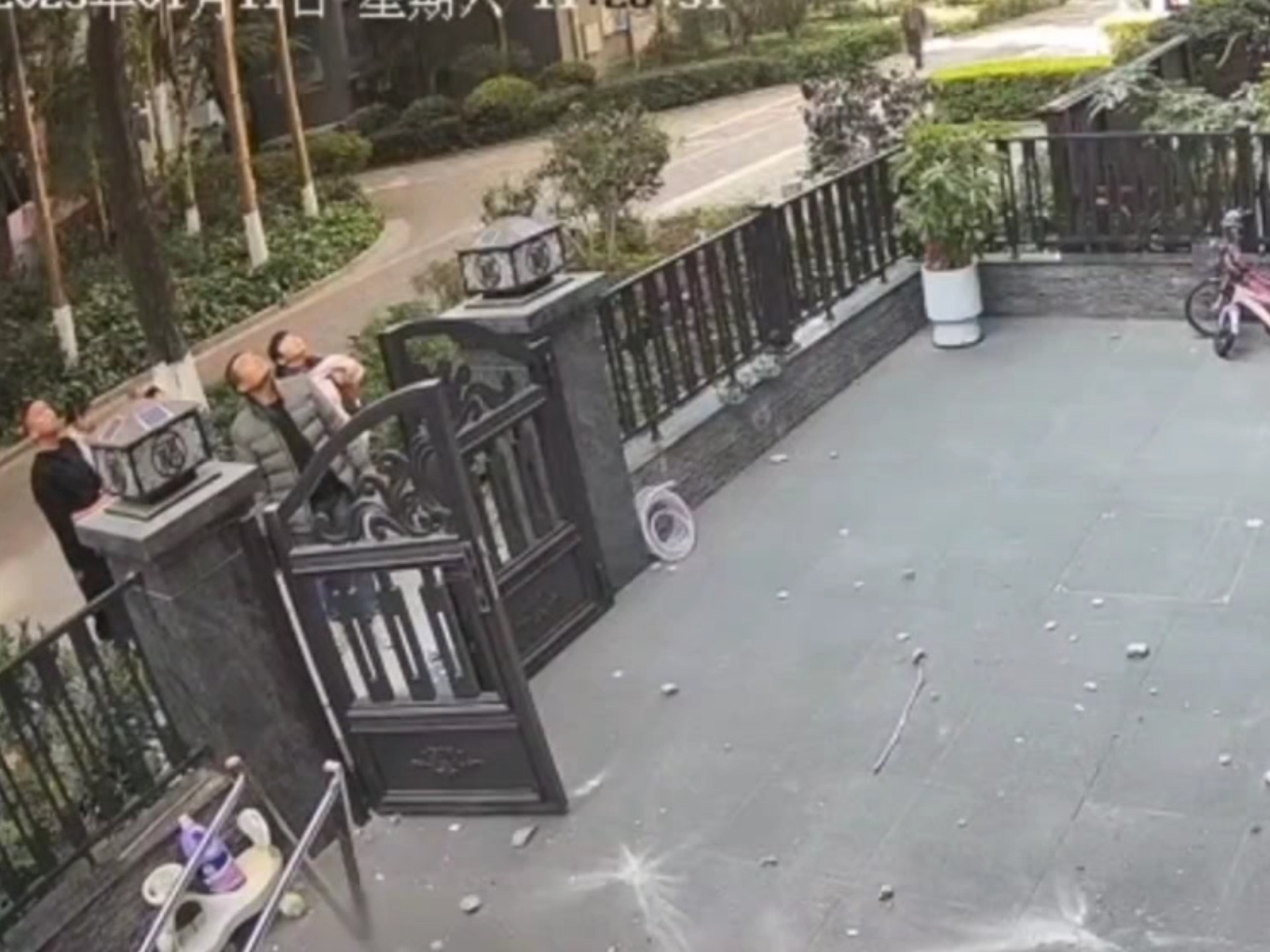高层带院的一楼，院子毫无价值