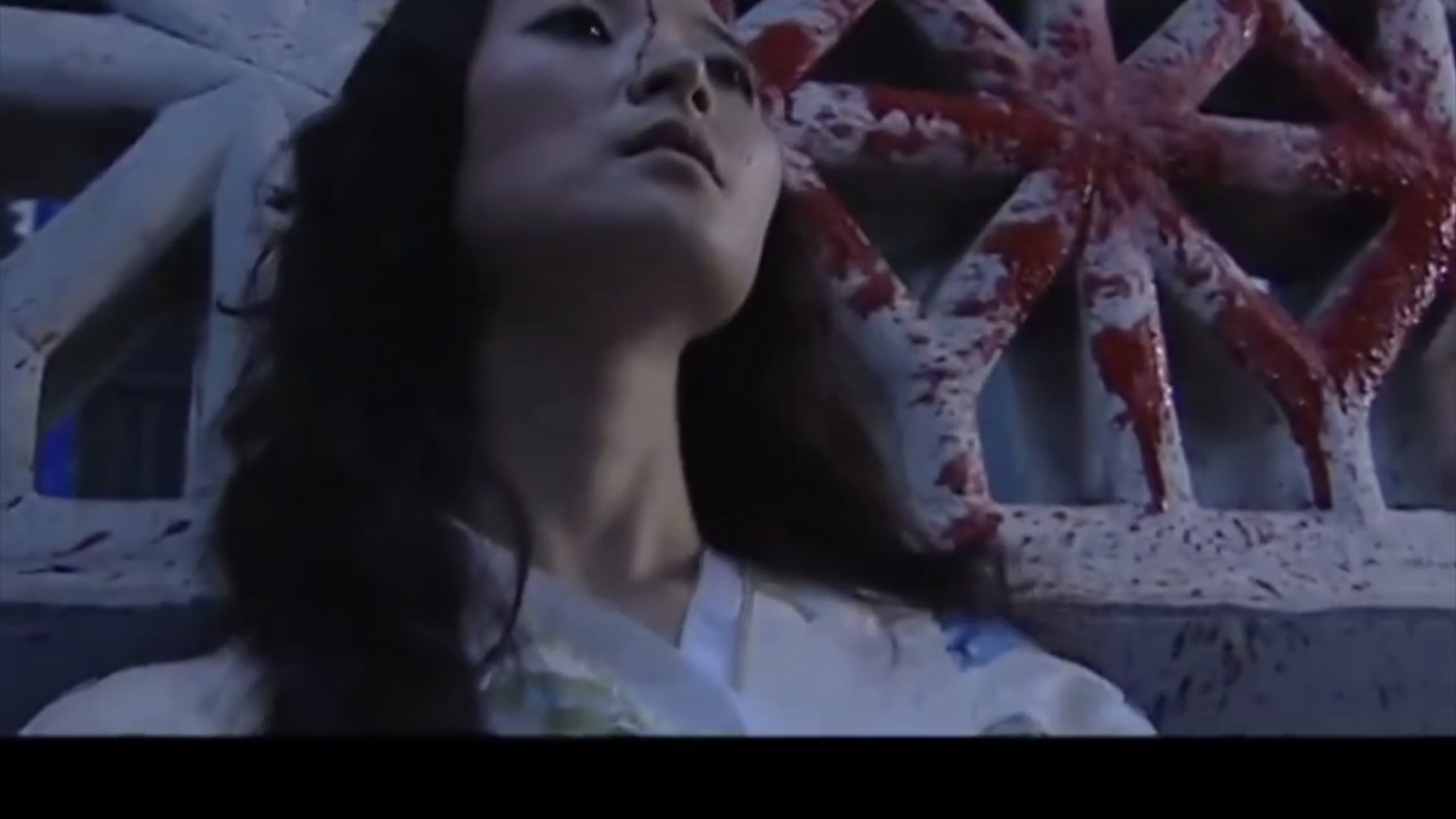 女特工蒙面杀疯了，男女老少通通杀光，不留活口