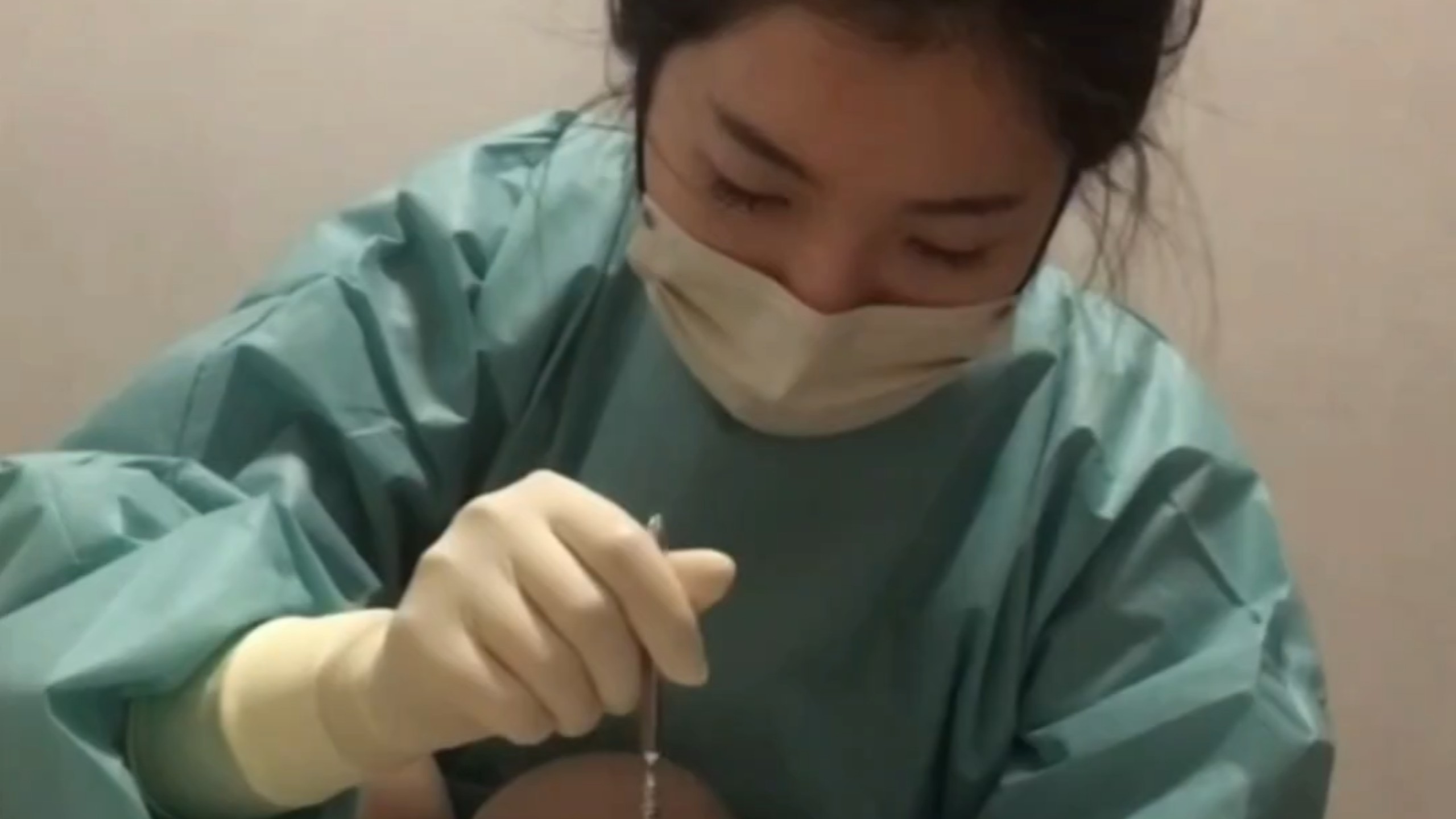 诗曼护士戴着超紧的手套为患者做身体局部治疗
