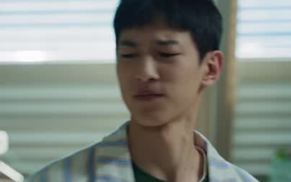 现在追爱都玩这么大？男孩为她愿做伴娘