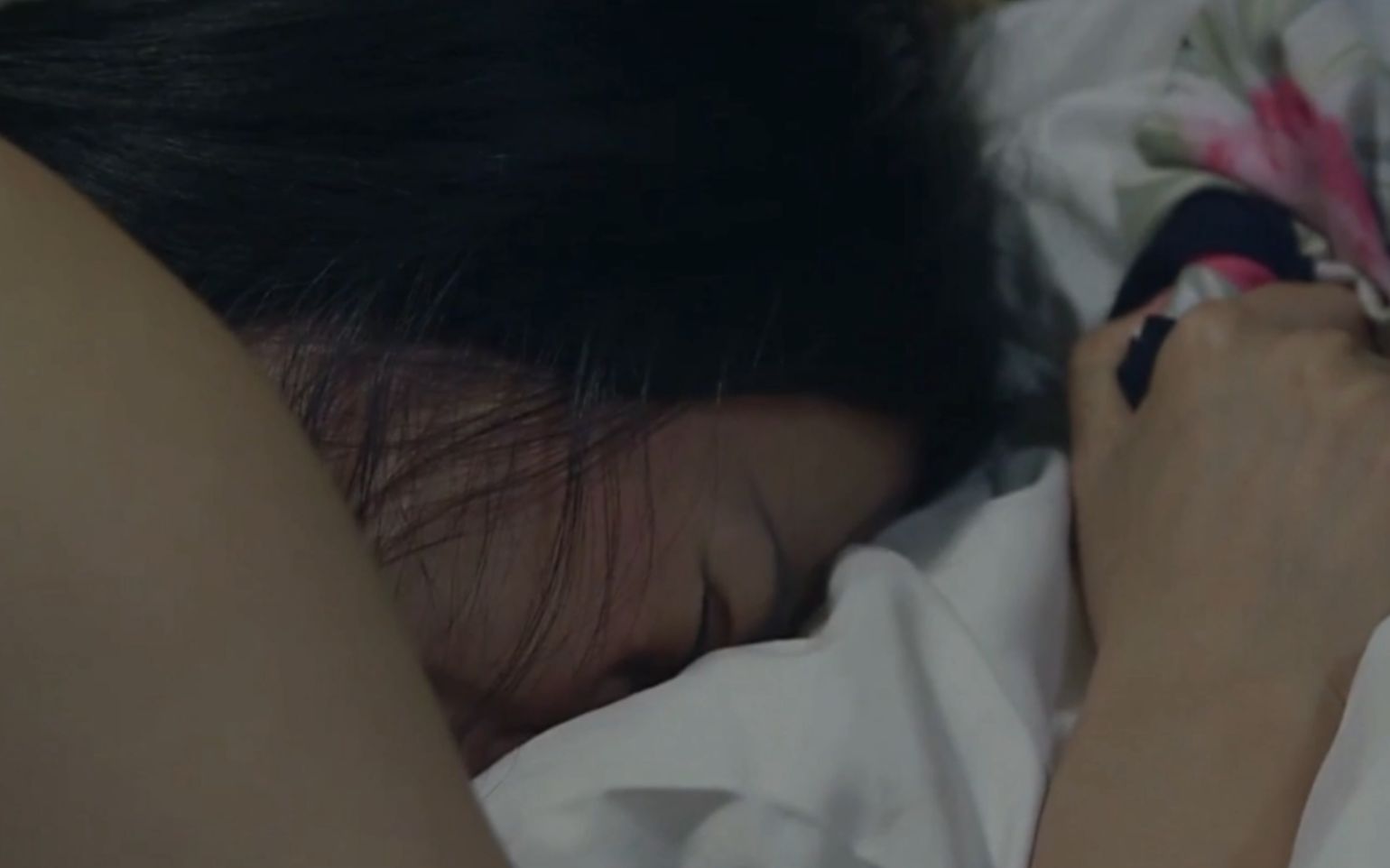 女孩为了自己的明星梦，被导演带到了房间