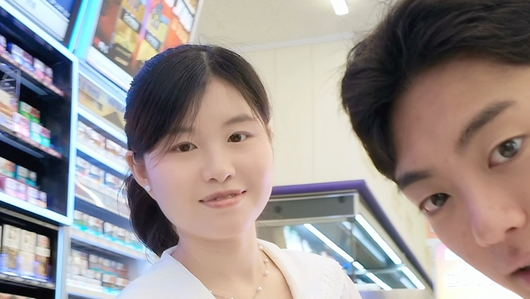 便利店上班，今天又是东聊西聊的一天