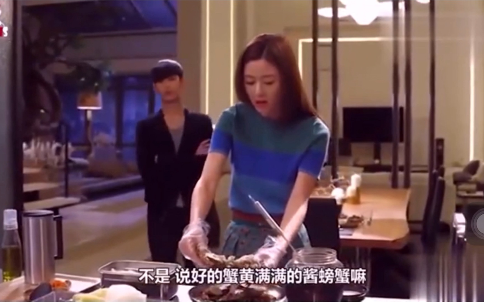 来自星星的你花絮全智贤徒手从汤里拿螃蟹，都教授这段太搞笑了