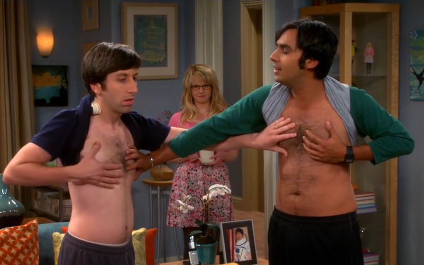 【TBBT】华仔误吸入雌性激素，觉得胸变大了
