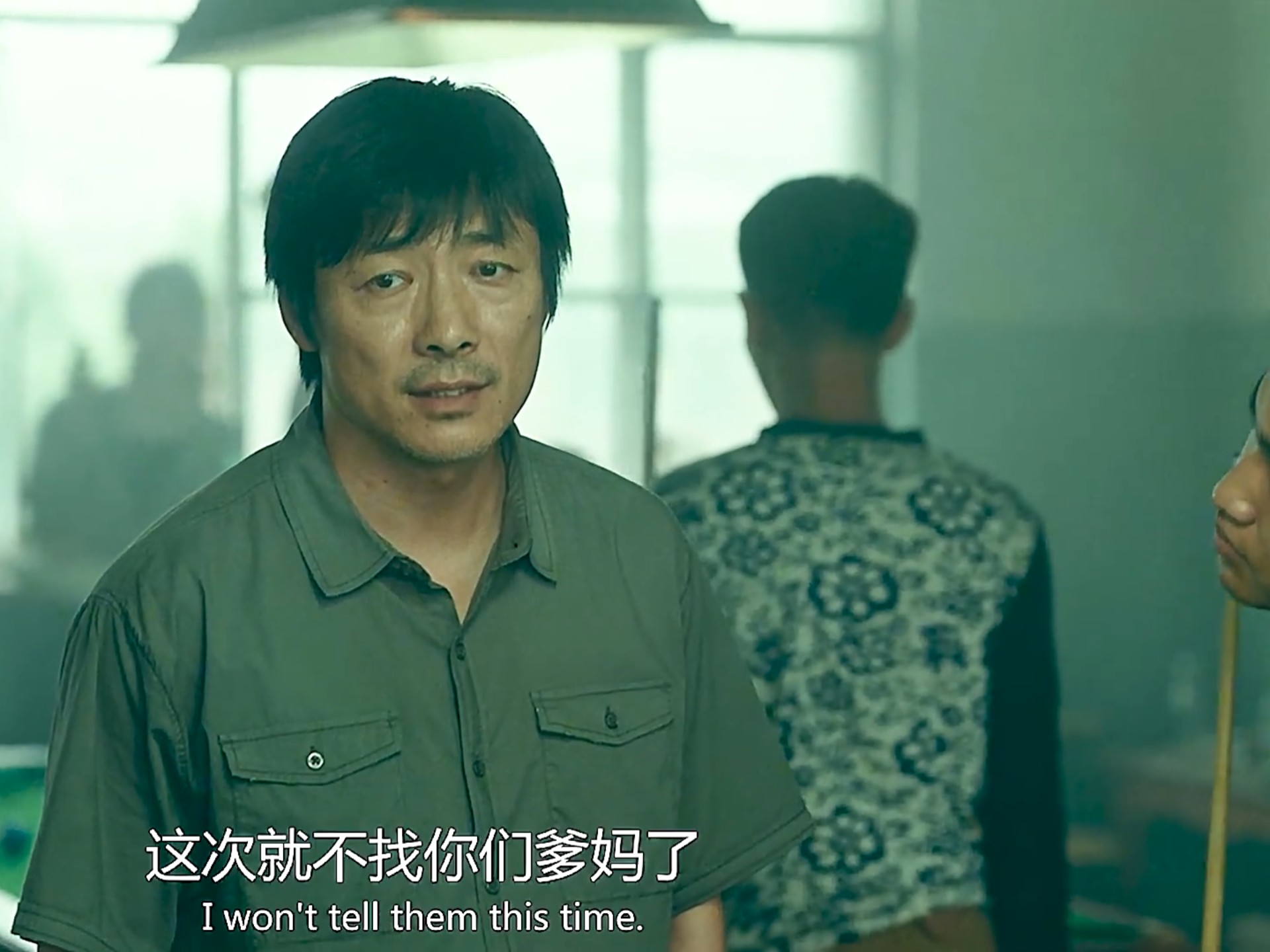 一把沉默失声的老枪，一场忍无可忍的厮杀。职业射击运动员退役到厂里但保安！却发现同事都在监守自盗！《老枪》