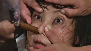“班开她的眼睛，让她看着我怎么玩!”，香港还是太仁慈了 美国黑帮都是先把眼皮给割了，不让受害者闭眼，香港最猛电影，一口气看完高分电影《打蛇》